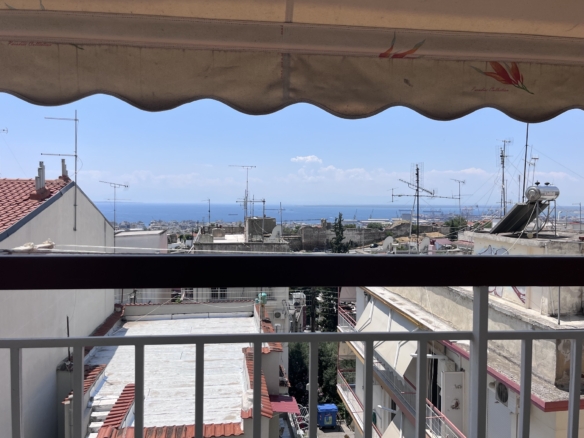Φωτεινό, πλήρως ανακαινισμένο διαμέρισμα στις Συκιές