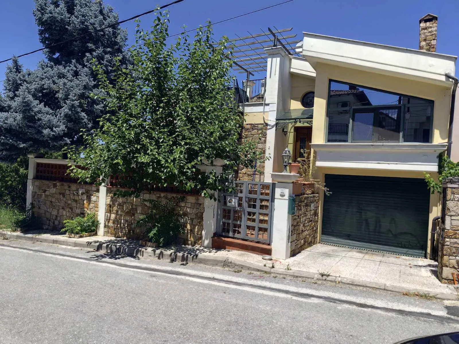 Ευρύχωρη μεζονέτα με κήπο και γκαράζ στο Πανόραμα – Βέροια