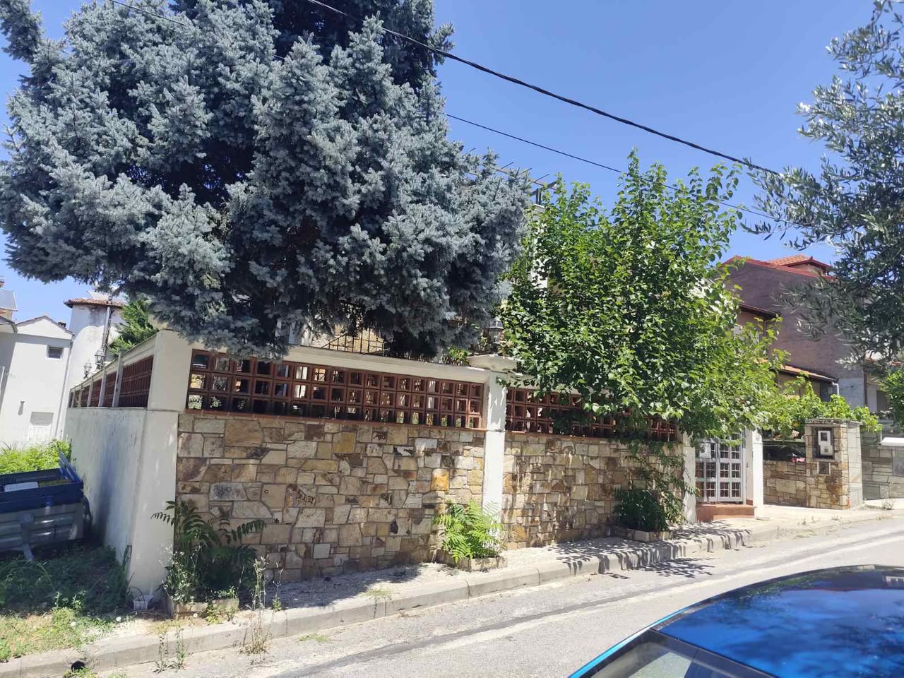 Ευρύχωρη μεζονέτα με κήπο και γκαράζ στο Πανόραμα – Βέροια